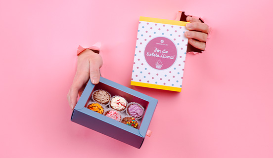 Dekorative Schachtel mit Schokoladenpralinen in Form von amerikanischen Cupcakes zum Muttertag