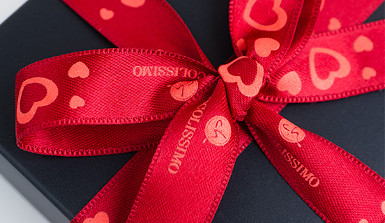 dekoratives Band aus Schokoladenpralinenherzen