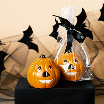Schokoladen-Halloween-Kürbis in dekorativer Geschenkverpackung