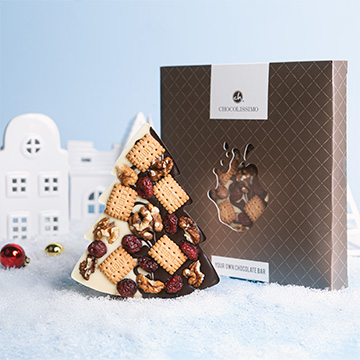 Weihnachtsbaum aus weißer und dunkler Schokolade mit Zusätzen