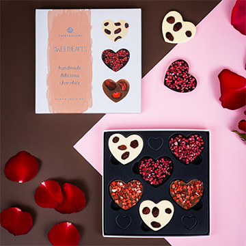 Schokoladenherzen mit Verzierungen in einem Liebesarrangement zum Valentinstag