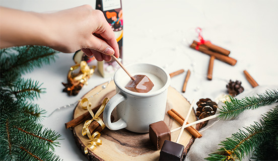 schmelzende belgische Schokolade mit Marshmallows am Stiel