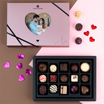 Pralinen in Ihren H&auml;nden mit Ihrem eigenen Foto in Form eines Herzens