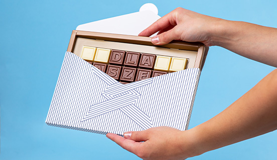 die Schokoladenstücke werden erst vor dem Versand zum Telegramm zusammengestellt, um maximale Frische zu gewährleisten