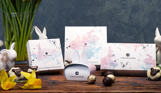 ein dekorativ verpacktes Schokoladen-Ostergeschenk