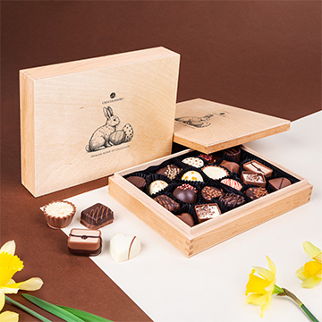 Oster-Holzkästchen mit Schokoladenpralinen und Gravur