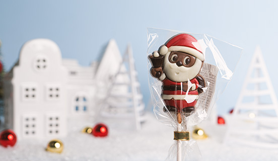 ein Schokoladenlutscher in Form des Weihnachtsmanns in einer Geschenkverpackung