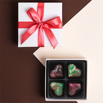 4 herzförmige Schokoladenpralinen