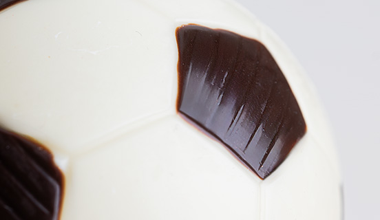 Nahaufnahme des Fu&szlig;balls aus wei&szlig;er belgischer Schokolade