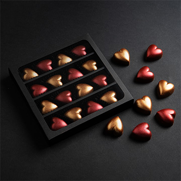 Set mit 16 Pralinen in Herzform mit Karamellf&uuml;llung