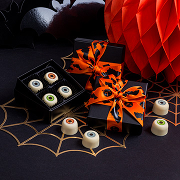 Augenförmige Halloween-Pralinen in dekorativer Schachtel