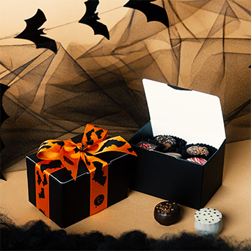 Set mit 12 belgischen Schokoladenpralinen für Halloween