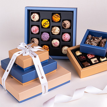 Assortierte Schokoladenpralinen mit Geschenkband verschnürt