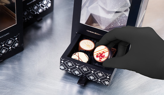 Weihnachtssüßigkeiten verpacken