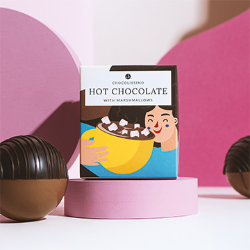 Schokoladenkugel mit Marshmallows neben der Verpackung