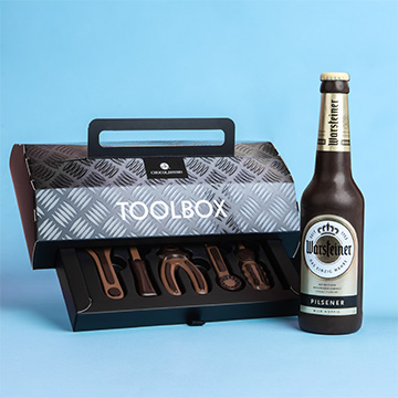 eine Flasche Bier aus Schokolade und einen Werkzeugkasten aus Schokolade 