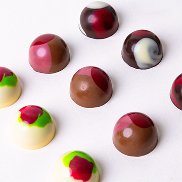 16 bunte Pralinen aus belgischer Schokolade