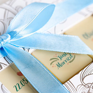 dekoratives Band mit 3 personalisierten Pralinen für die Hochzeit