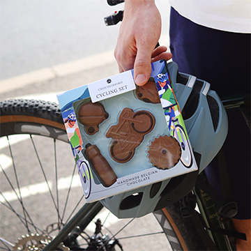 eine Reihe von Figuren aus dem Schokoladenfahrrad-Set