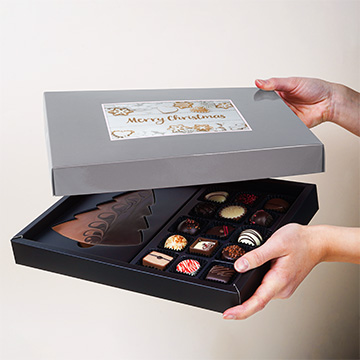 Weihnachten ChocoPostcard Maxi gold dessert pack in den Händen präsentiert