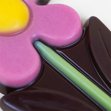 ein fein gearbeitetes Gänseblümchen aus Dessertschokolade