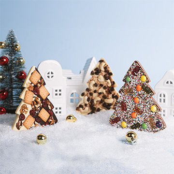 Schokoladen-Weihnachtsbäume mit Zusätzen