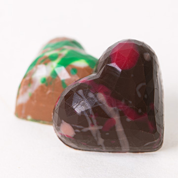 Herzförmige Pralinen mit Pistazien- und Himbeergeschmack