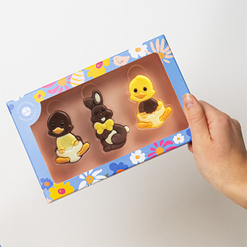 &Ouml;sterliches Figuren-Set aus belgischer Schokolade mit Hasen und K&uuml;ken &ndash; in der Hand pr&auml;sentiert