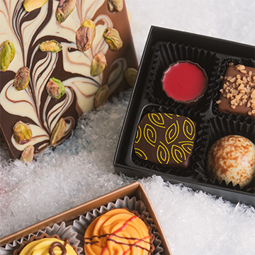 ein Set aus Pralinen und Schokolade in einem Jutebeutel