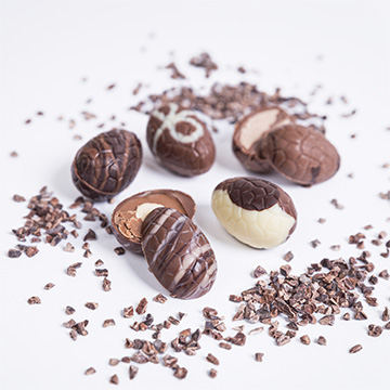 Pralinen in Form von Ostereiern aus belgischer Schokolade