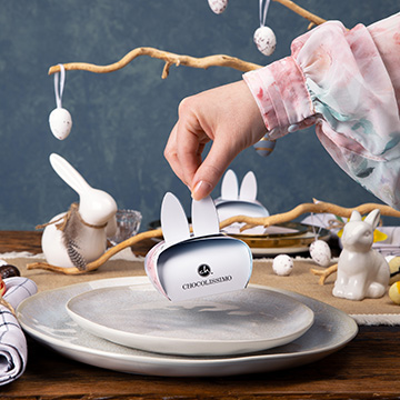 Schokoladenpralinen in Form von Ostereiern in einer Schachtel mit Hasenohren zu Ostern