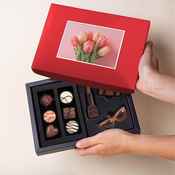 Schokoladen-Set mit Pralinen und Figuren mit Foto zum Frauentag, pr&auml;sentiert in H&auml;nden