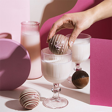 Rubinkugel aus Schokolade mit von oben sichtbaren Marshmallows