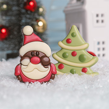 Weihnachtsmänner und vier Weihnachtsbäume