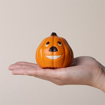 Schokoladen-Halloween-Kürbis auf einer Hand