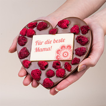 Schokolade in Herzform mit Himbeeren für Mama