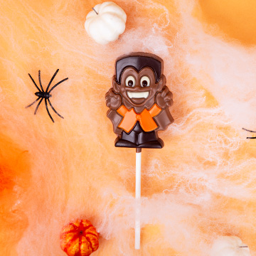 ein Schokoladenvampir in Form eines Halloween-Lollis