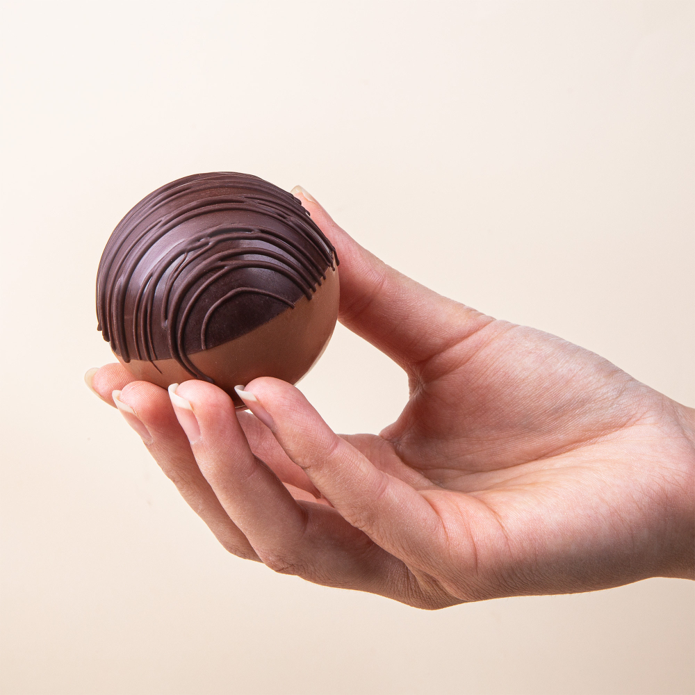 Schokoladenkugel mit Marshmallows | online kaufen - Chocolissimo