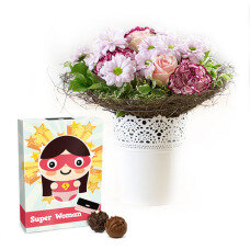 Blumenstrauß und Super Woman