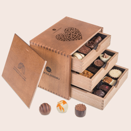 ChocoGrande - Liebe - 30 Pralinen im Holzkästchen mit individueller Gravur