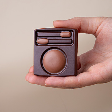 Schokoladen-Make-up-Set in der Hand