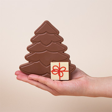 Weihnachtsbaum aus köstlicher Vollmilchschokolade mit eingesetzten ChocoPrint- Schokoladenwürfel