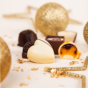 Pralinen aus belgischer Schokolade in einem Weihnachtsgesteck