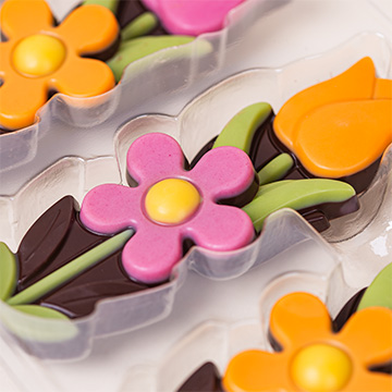 Schokoladenblumen aus Zartbitterschokolade in der Hand