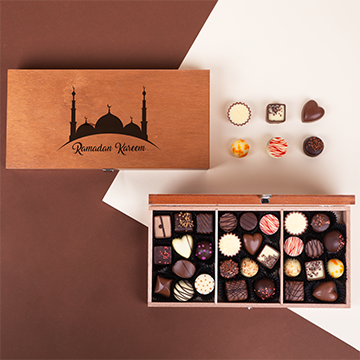 Schokoladenpralinen in einer Holzkiste zum Ramadan