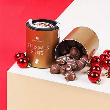 Macadamianüsse mit Schokoladenüberzug in einem festlichen Arrangement