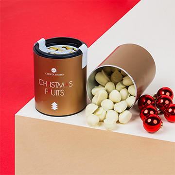 Sultaninen in weißer Schokolade und Rum in einem Weihnachtsarrangement