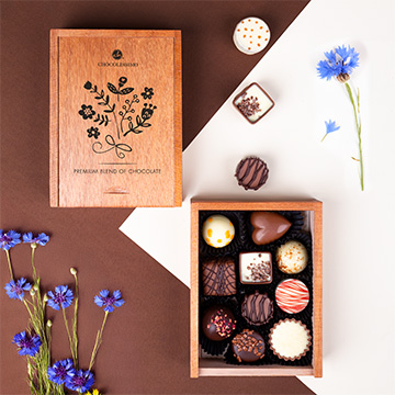 Schachtel mit Schokoladenpralinen, verziert mit einem Blumenmotiv