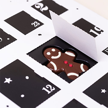 Adventskalender im schwarz-weißen Design