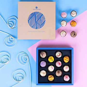Pralinen in Cupcake-Form in einem bunten Arrangement